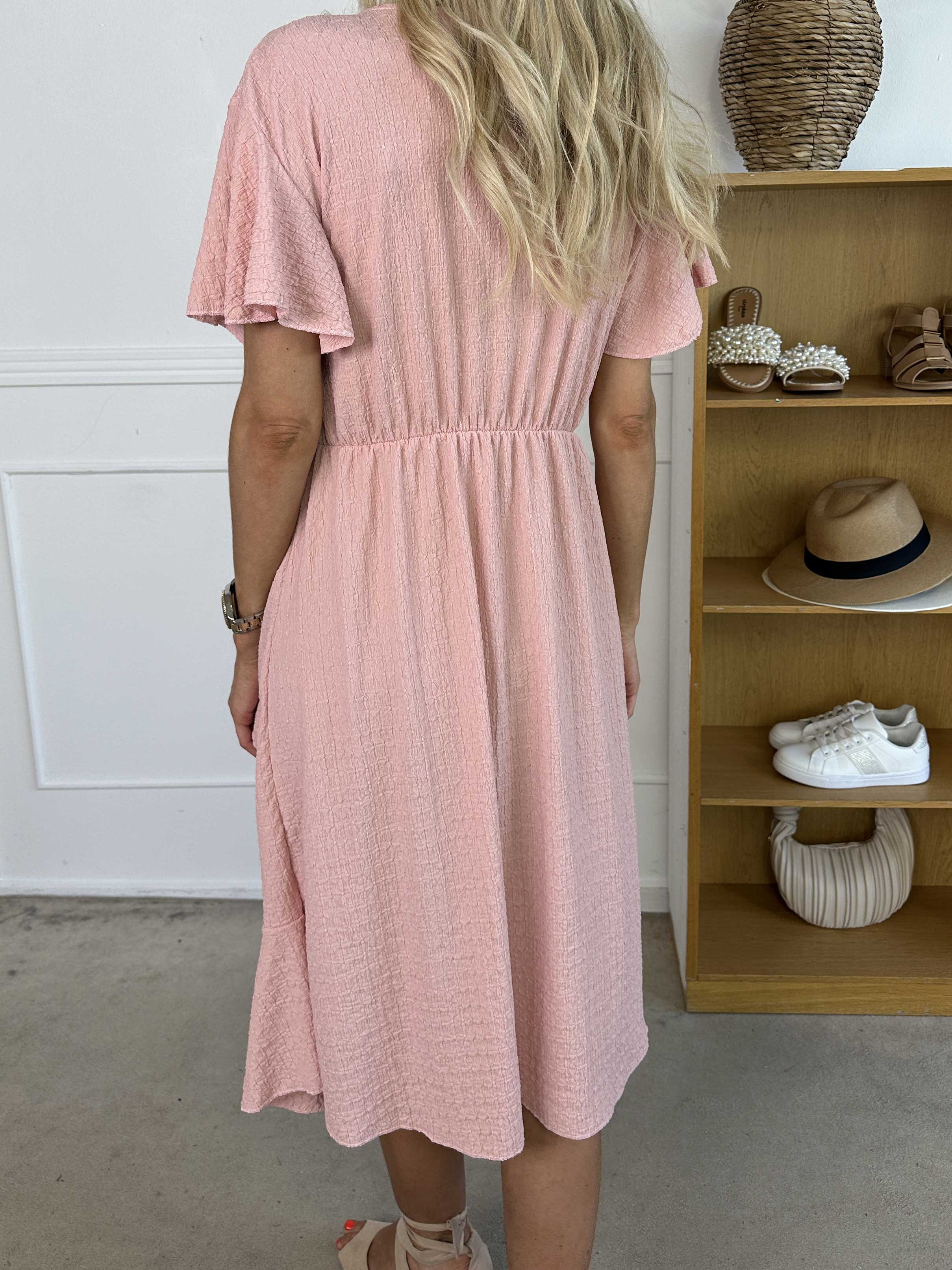 Eliana - Söt omlottklänning med volanger